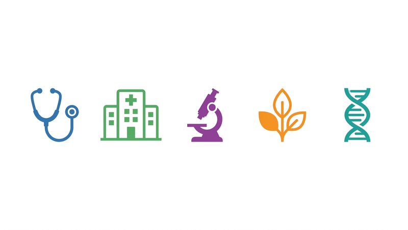 Farmacêutico em laboratório de análises clínicas, manipulando equipamentos modernos, ambiente técnico e profissional