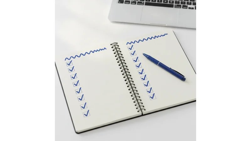 Checklist visual de verificação ABNT com itens marcados em verde