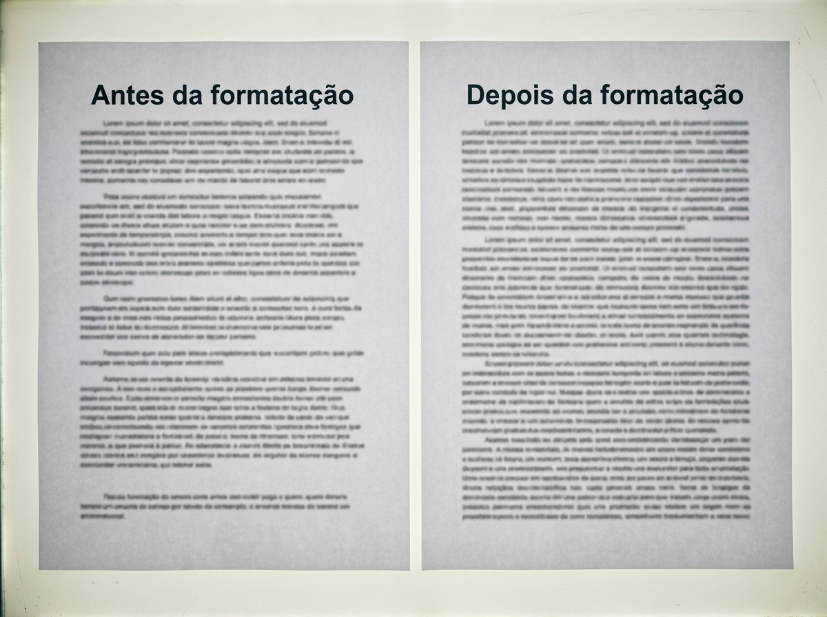 Duas folhas impressas comparando texto desalinhado e texto formatado